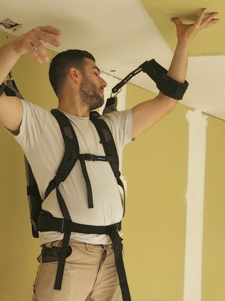 Exosquelette &eacute;paules ALTUO port&eacute; pour un travail bras lev&eacute;s